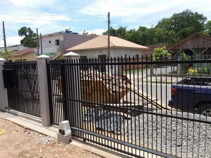 Portão automático aberto